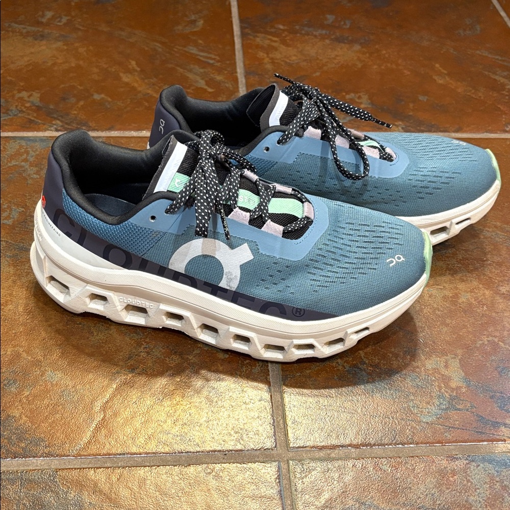 On Cloud Cloudmonster running shoes. - Picture 3 of 9